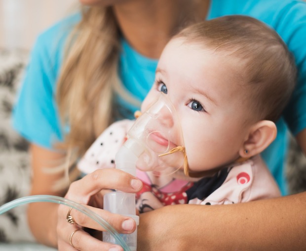 Un bébé portant un masque d'oxygène sur le visage
