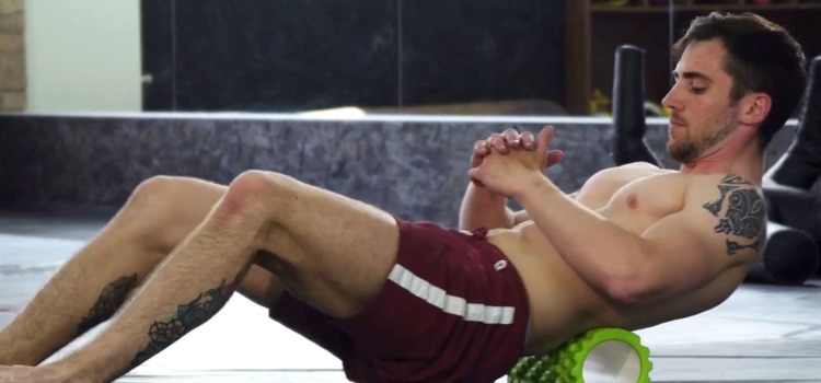 Homme avec un rouleau en mousse sur le dos