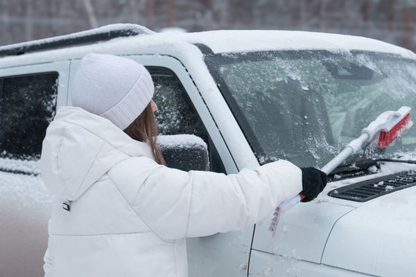 Tips for Safe Snow Shoveling: Prevent Low Back Pain