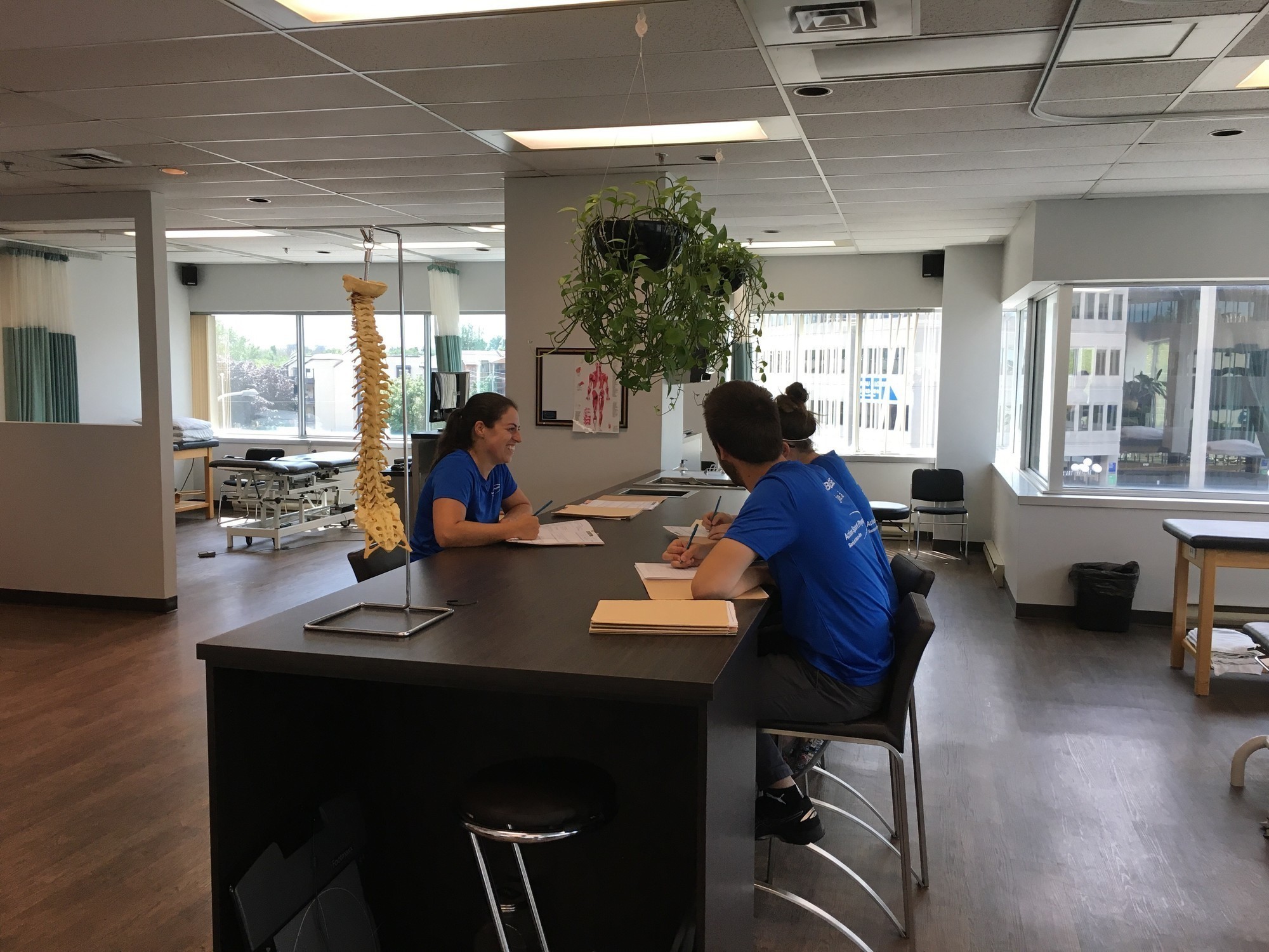 Picture of the Laval Action Sport Physiotherapy Clinic. You can book online or call us at 450 975-8533. We offer physiotherapy, kinesiology, osteopathy and many more professional services.