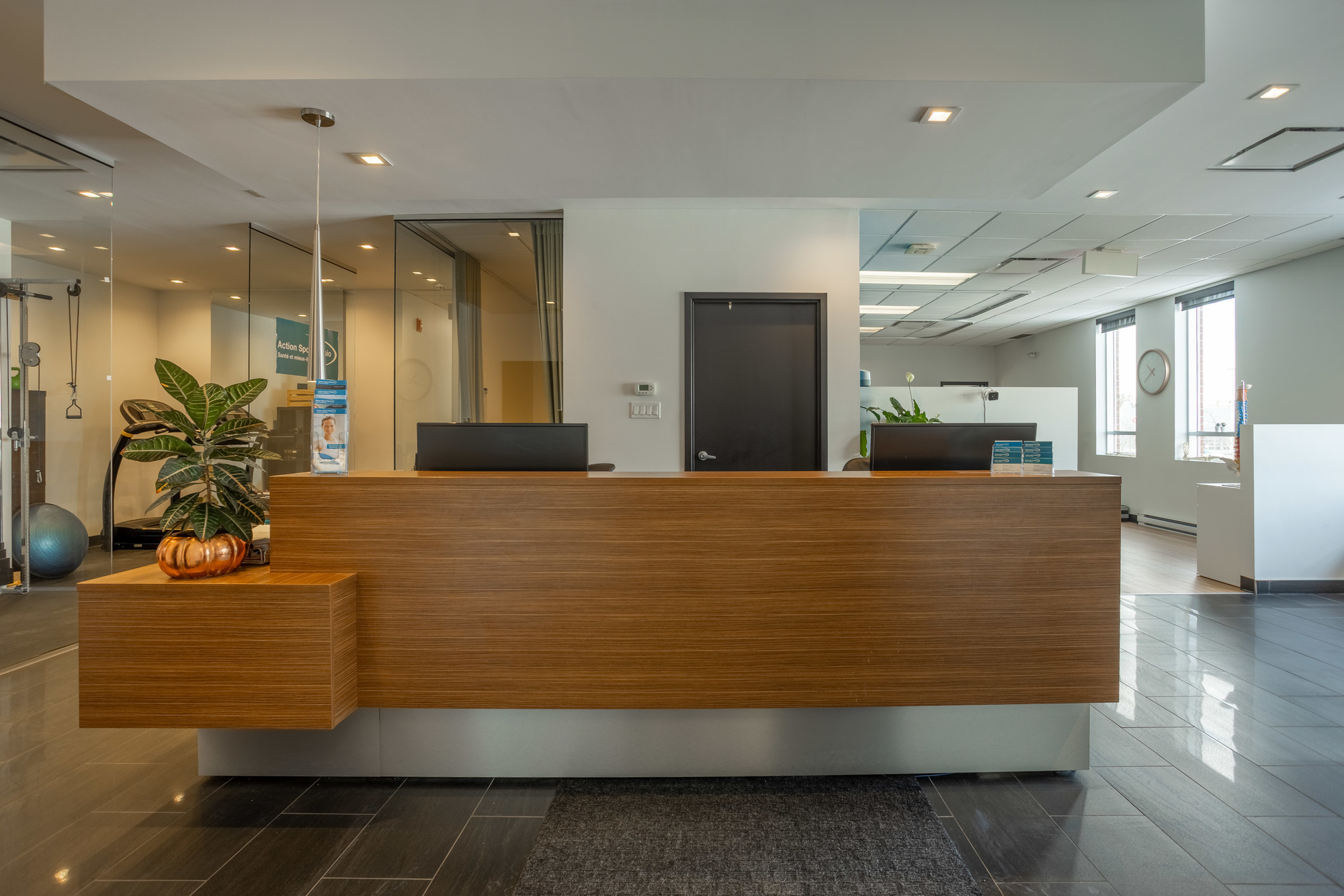 Picture of the Rosemère Action Sport Physiotherapy Clinic. You can book online or call us at 450-987-1197. We offer physiotherapy, kinesiology, osteopathy and many more professional services.