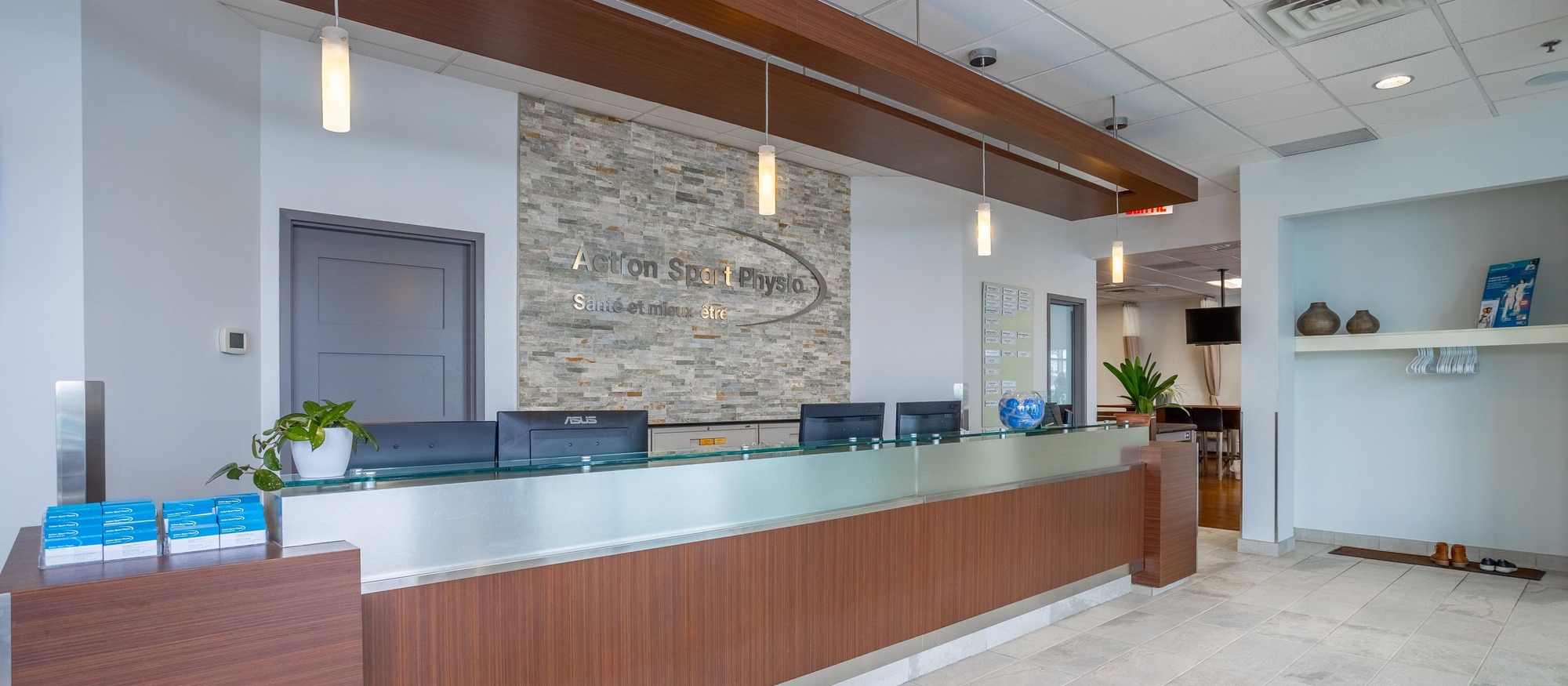 Picture of the Saint-Bruno Action Sport Physiotherapy Clinic. You can book online or call us at 450 441-1451. We offer physiotherapy, kinesiology, osteopathy and many more professional services.