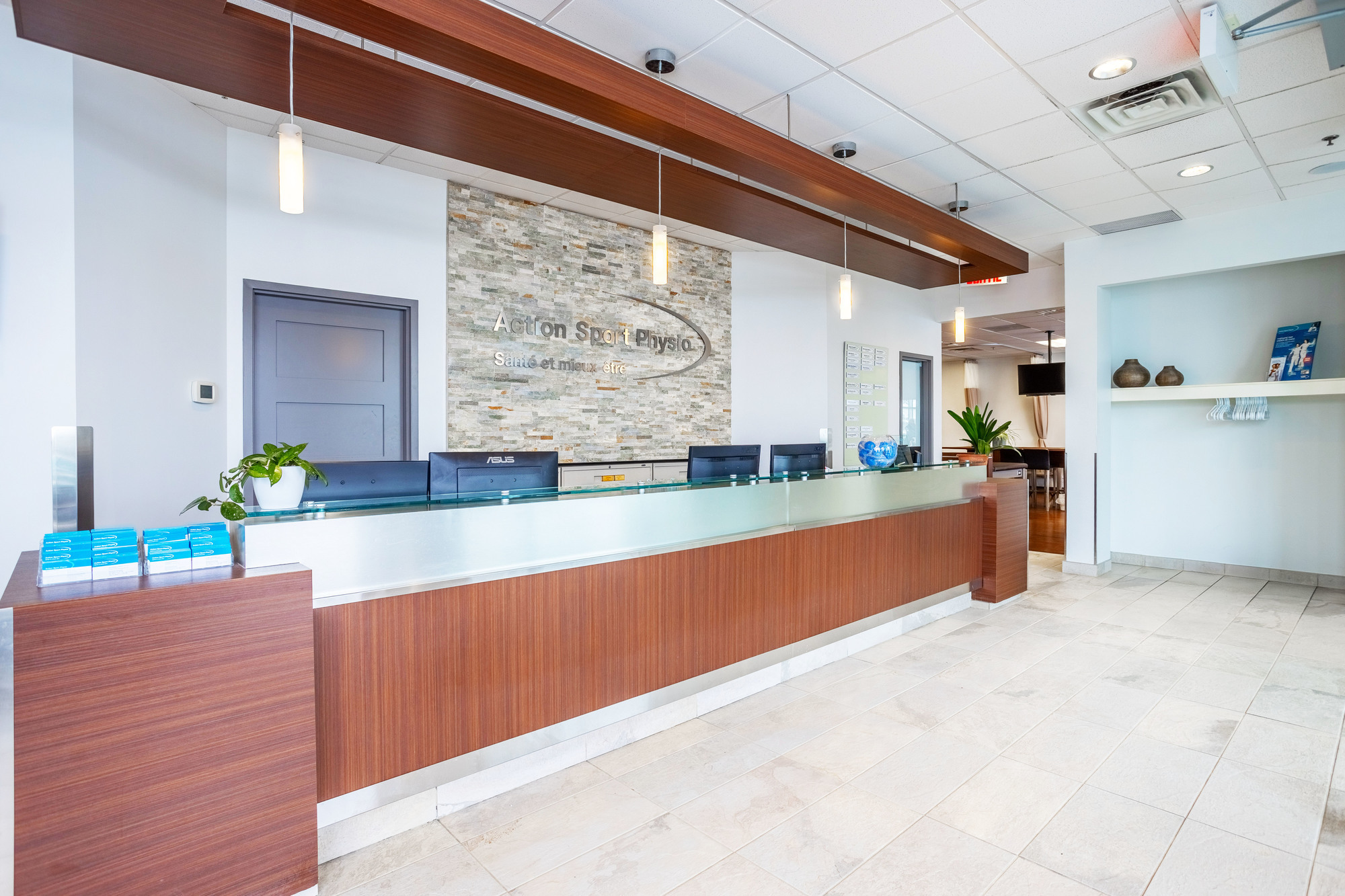 Picture of the Saint-Bruno Action Sports Physiotherapy Clinic. You can book online or call us at (450) 441-1451. We offer physiotherapy, kinesiology, osteopathy and many more professional services.