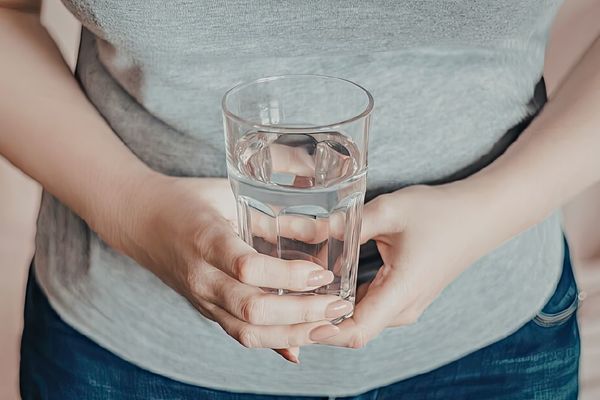 Vidéo : Boire moins d’eau pour avoir moins de fuites urinaires, est-ce une bonne idée ?
