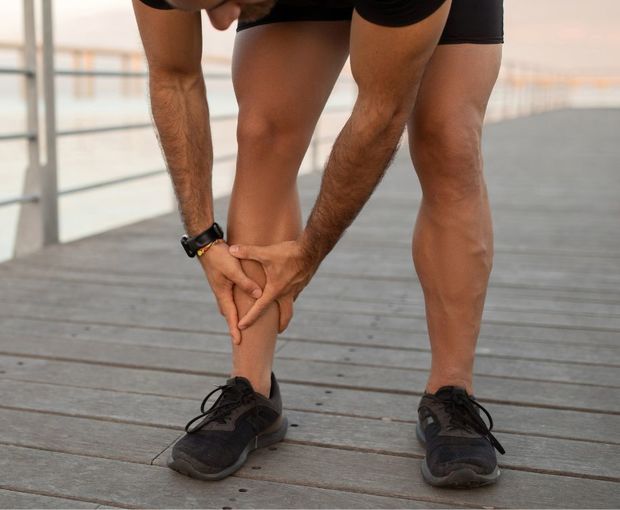 La douleur le long du tibia est ressentie par une coureuse sportive