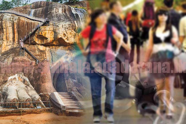 සීගිරියේ සංචාරයට ආපු චීන ජාතික මිතුරියගේ මුදල් හොරා ගත්ත චීන තරුණියට වැඩ වරදියි