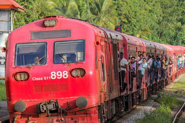 1534336542-train_L.jpg