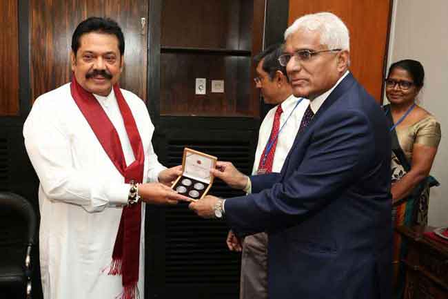 හැඩය වෙනස් වුණ අලුත් කාසි මහින්ද අතට