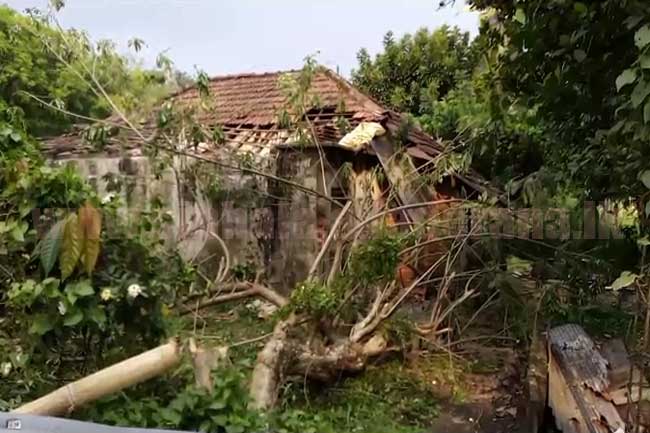 බිත්තියක් කඩා වැටීමෙන් පුද්ගලයෙකු මිය යයි