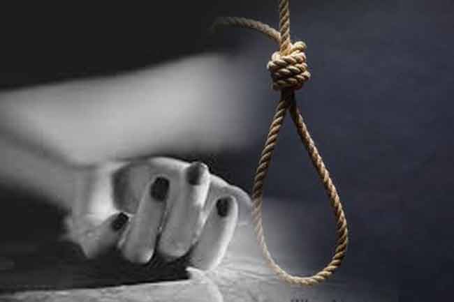 පාසල් ශිෂ්‍යාවක් ගෙල වැලලා ගනී