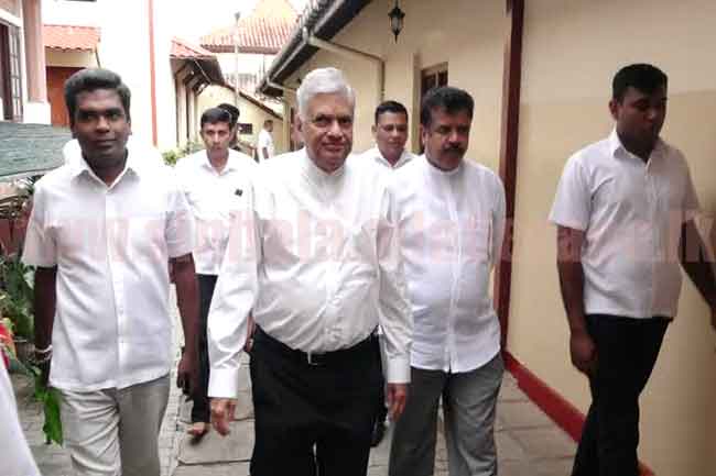 1575354916-Ranil_In_Kandy_L.jpg