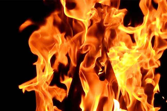 මතුගම පාරේ රබර් නිෂ්පාදන අලෙවිසැළක ගින්නක්