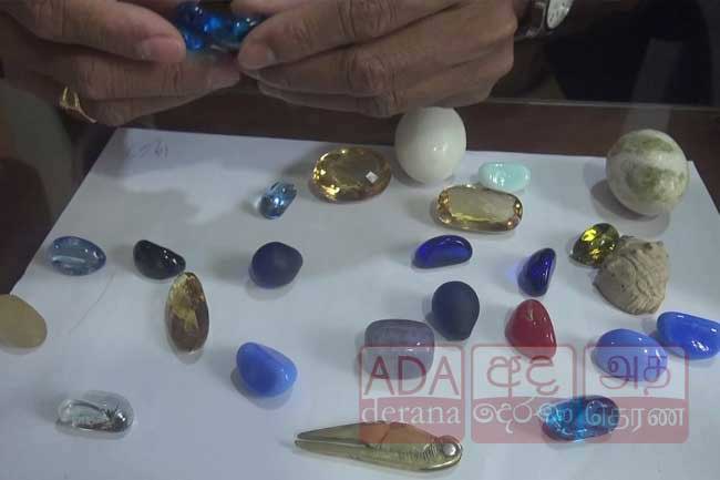 පාෂාණ වර්ණ ගන්වා මැණික් ලෙස පෙන්වා රන් භාණ්ඩ ලබාගෙන