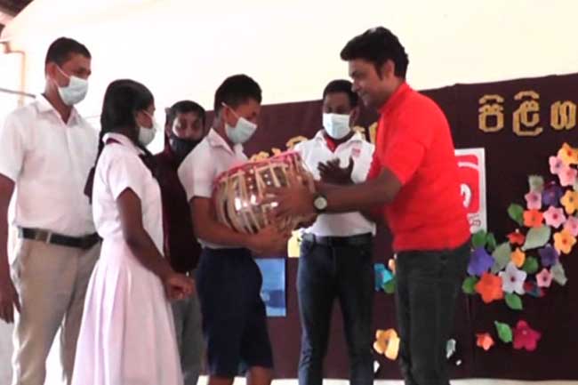 පොල්ගහඅරාව විදුහලේ සිසුන්ට මනුසත් දෙරණ පිහිටවෙයි