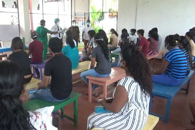එන්නත්කරණ මධ්‍යස්ථානයේ වෛද්‍යවරයෙකුගෙන් තරුණ තරුණියන්ට ප්‍රසාදය