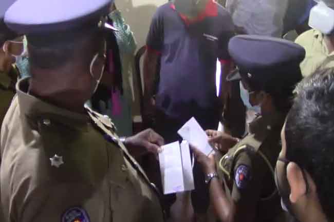 එන්නත් ලබානොගෙන කාඩ්පත් පමණක් සටහන් කරගත් පිරිසක්