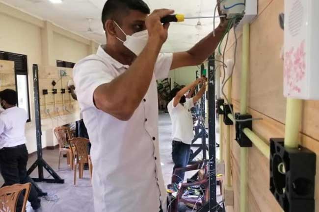 විදුලි කාර්මිකයින් 5,000කට බලපත්‍ර දීමට සැලසුම්