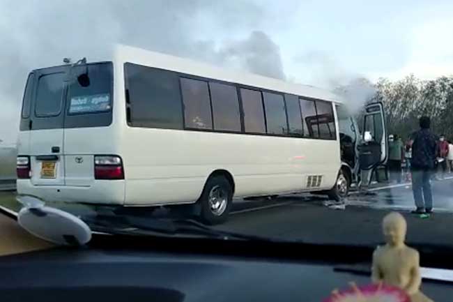 දක්ෂිණ අධිවේගයේ වාහන තදබදයක්