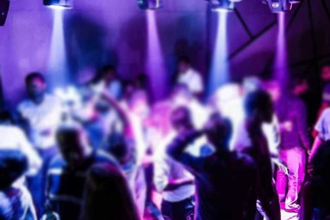 සාදයක් වටලා මත්ද්‍රව්‍ය සමග පිරිසක් අත්අඩංගුවට