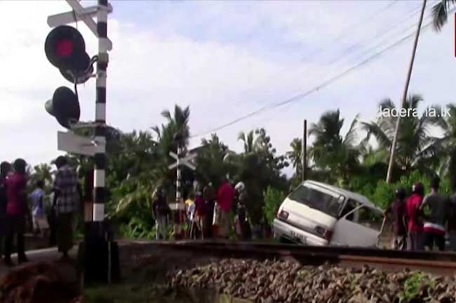 වෑන් රථයක් දුම්රියක ගැටෙයි