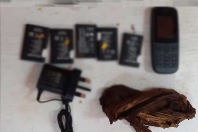 බන්ධනාගාරයට උඩින් ආ පාර්සල්