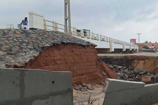 උඩප්පුව පාලම අවදානම් වෙයි