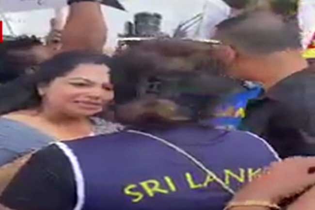 විරෝධයට ආ ගායිකාව ට විරෝධය