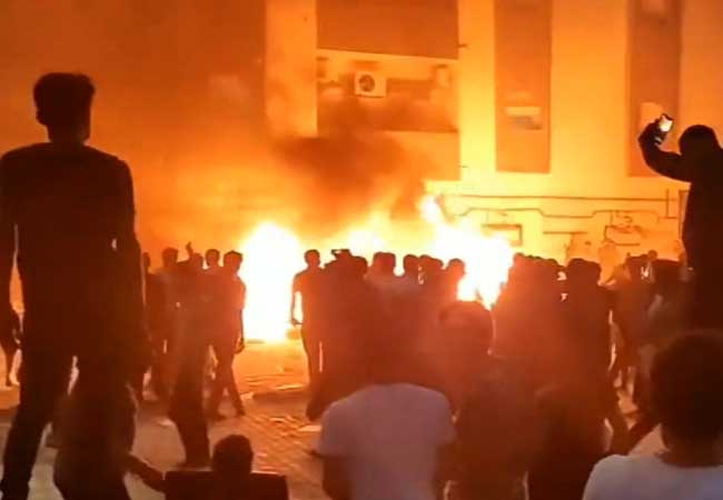 ලිබියානු පාර්ලිමේන්තු ගොඩනැගිල්ල ගිනි තැබේ