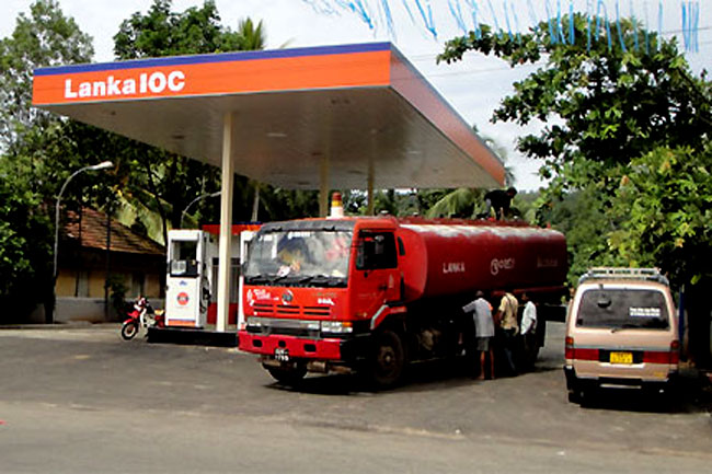 ලංකා IOC සමාගම ඉන්ධන බෙදා හැරීමට CEYPETCO ටැංකි රථත් යොදා ගනී
