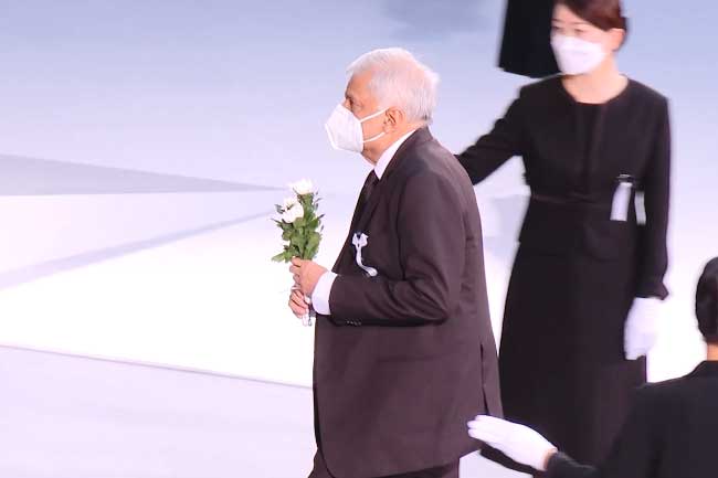 ෂින්සෝ අබේ ට ජනපති අවසන් ගෞරව දක්වයි