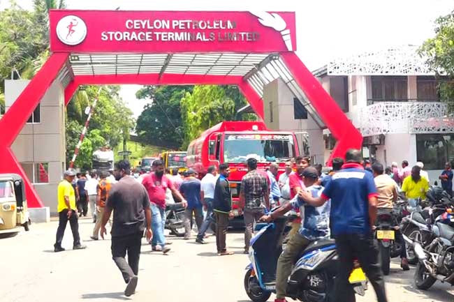 ඉන්ධන බෙදාහැරීමට බාධා කළ වෘත්තීය සමිති නායකයින්ව අනිවාර්ය නිවාඩු යැවේ