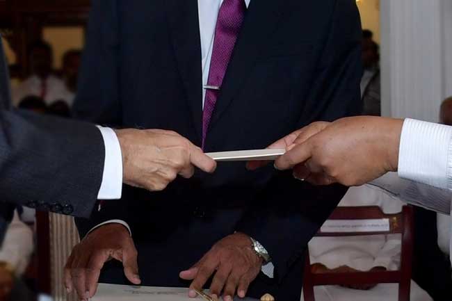 අලුතින් පත්වන ආණ්ඩුකාරවරු?