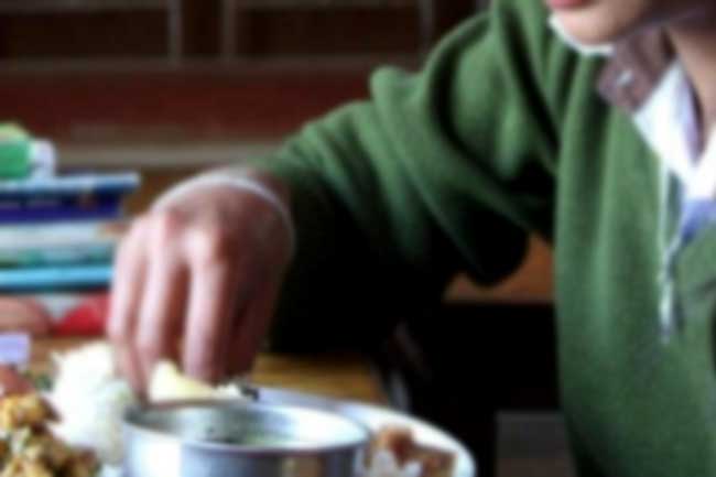 විෂ සහිත මාළු ආහාරයට ගත් තරුණියක් මරුට