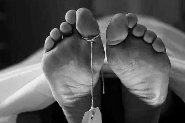 නිවසක් තුළ ලේ ගලන තුවාල සහිත සිරුරක්