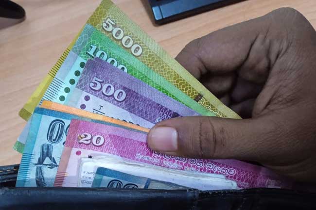 ජූලි මාසයේ අස්වැසුම දීමනාව සඳුදා බැංකුවට