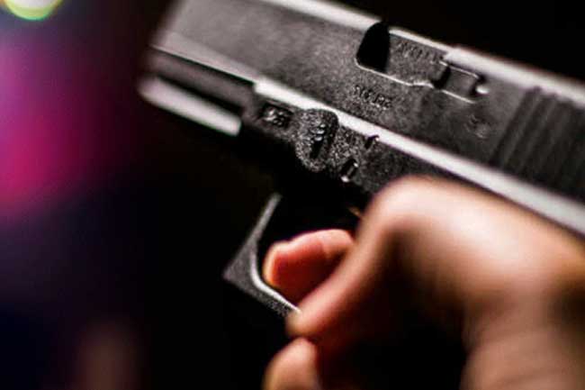 පොලිස් ගිනිඅවියෙන් ජාවාරම්කරු වෙඩිතබයි