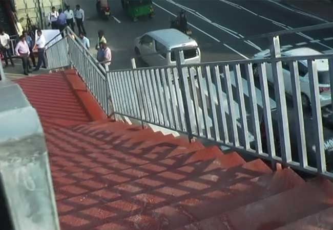 අද දෙරණ අනාවරණයෙන් පසු මගීන්ට තාවකාලික පාලමක්