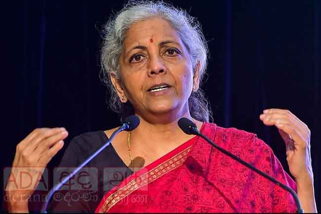 නිර්මලා සීතාරාමන් ත්‍රිකුණාමල තෙල් ටැංකි සංකීර්ණයේ නිරීක්ෂණ චාරිකාවක