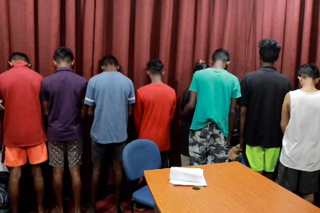 පුද්ගලයින් බියගන්වා මුදල් ගැරූ තරුණයින් පොලීසියට හසුවෙයි
