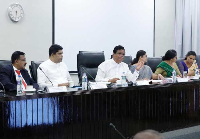 රූපවාහිනි සංස්ථාව හා ගුවන් විදුලි සංස්ථාව පොදු සමාගමක් කිරීමට යයි