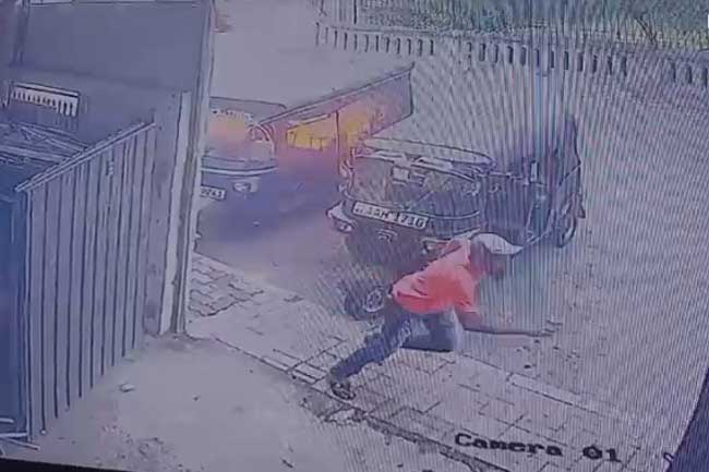 කාන්තාවකට ගිනිතැබූ සැකකරු සොයයි