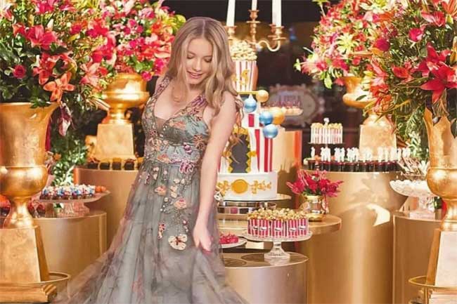 ලොව ළාබාලතම බිලියනපතිනිය වූ 19 හැවිරිදි සිසුවිය