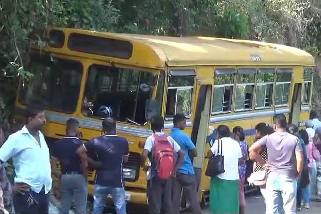 ලංගම බස් රථයක් අනතුරක - පාසල් ළමුන් ඇතුළු පිරිසක් රෝහලට