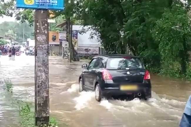 පුස්ඇලි ඔය පිටාර ගලයි