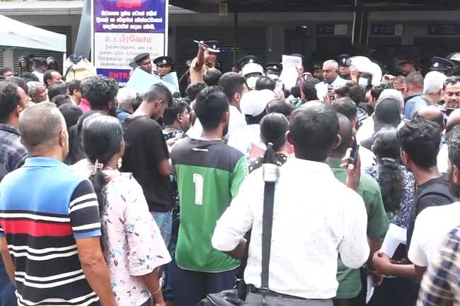 පාස්පෝට් ඔෆිස් එක ඉදිරිපිට කලබලයක්