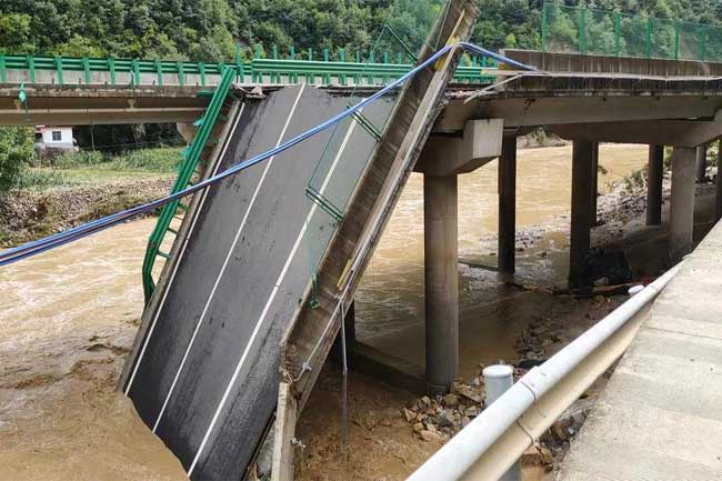 චීනයේ පාලමක් කඩා වැටෙයි - 11ක් මියයයි