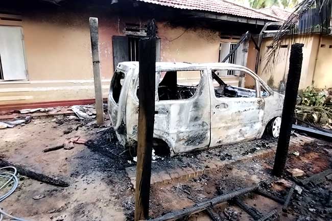 නිවස ඉදිරිපිට තිබූ අලුතෙන් ගත් මෝටර් රථය ට ගිනිතබයි