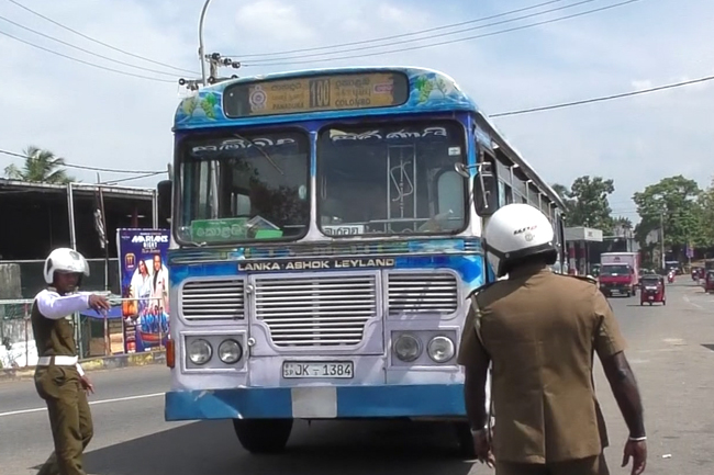මගීන් අතරමග බැස්සූ බස් රියදුරුට සහ කොන්දොස්තරට දඩයක්