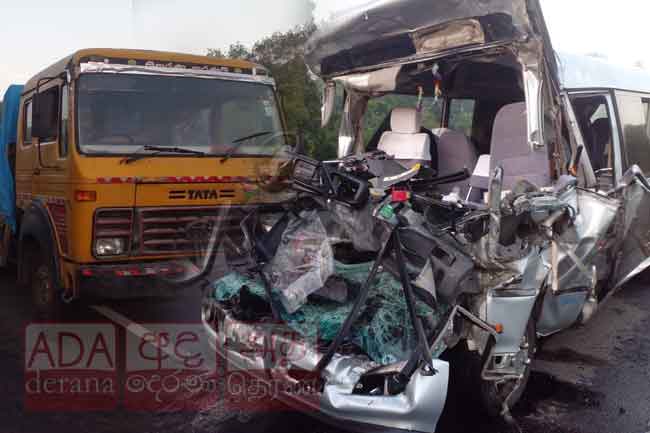 දක්ෂිණ අධිවේගයේ සංචාරකයන් රැගත් බස් රථයක් ලොරියක ගැටෙයි