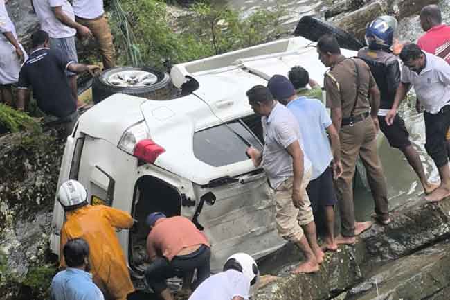 මෝටර් රථයක් ගඟට පෙරළෙයි